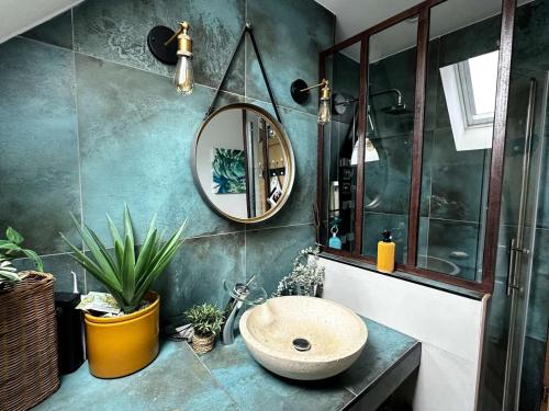 une salle de bain avec un lavabo et un miroir dans l'établissement Résidence Dignan - Élégant T2 en plein centre – À deux pas de la plage MAE-8974, à Arcachon