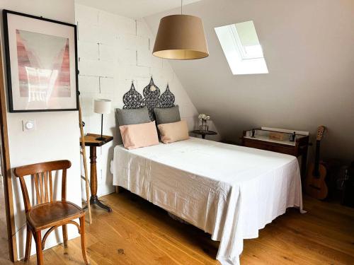 une chambre avec un lit avec des draps blancs et des oreillers dans l'établissement Résidence Dignan - Élégant T2 en plein centre – À deux pas de la plage MAE-8974, à Arcachon