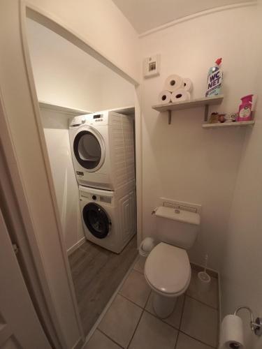 La petite salle de bains est pourvue de toilettes et d'un four micro-ondes. dans l'établissement Appartement - Résidence l'Estran - Sables d'Olonne, à Les Sables-dʼOlonne