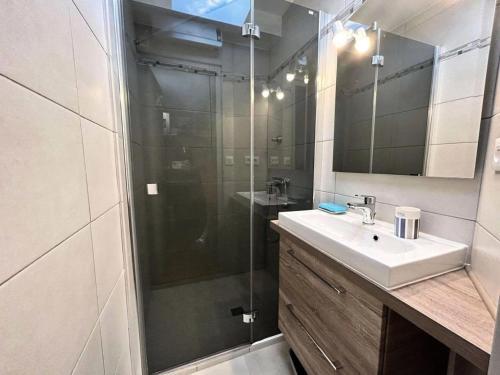une salle de bain avec une douche, un lavabo et un miroir dans l'établissement Résidence Cote D'argent - Arcachon studio cabine les pieds dans l'eau MAE-9434, à Arcachon