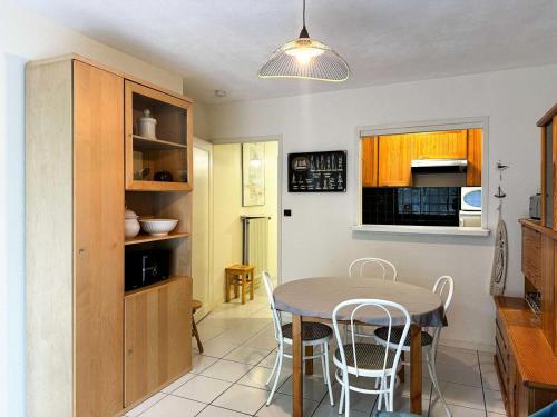 une cuisine et une salle à manger avec une table et des chaises dans l'établissement Résidence Le Parc - Appartement 2 chambres à 300m de la plage – Pereire MAE-9444, à Arcachon