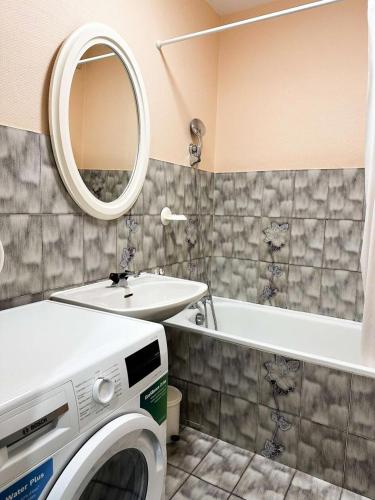 une salle de bain avec une machine à laver et un lavabo dans l'établissement Résidence Le Parc - Appartement 2 chambres à 300m de la plage – Pereire MAE-9444, à Arcachon