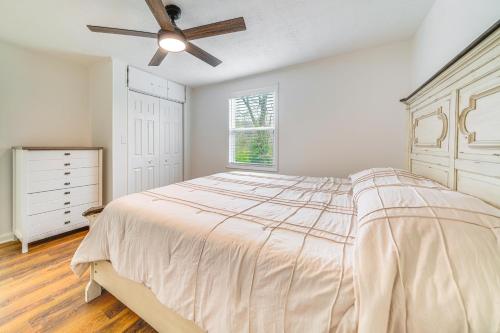 Postel nebo postele na pokoji v ubytování Peaceful Home with Patio on 30 Acres in Coxs Creek!