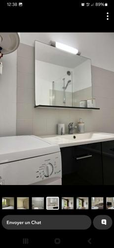 une salle de bain avec un lavabo et un miroir dans l'établissement lagon bleu bali, à Fréjus