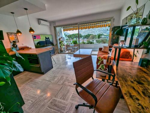 un salon avec un canapé et une table dans l'établissement Au coeur de Marina baie des anges, à Villeneuve-Loubet