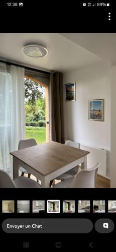 une salle à manger avec une table et des chaises et une fenêtre dans l'établissement lagon bleu bali, à Fréjus