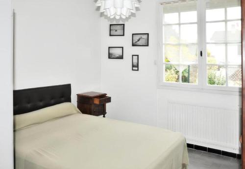 une chambre blanche avec un lit et une fenêtre dans l'établissement Résidence 068-le Verdon Sur Mer - 068 - Maison familiale avec jardin au Verdon-sur-Mer MAE-4361, au Le Verdon-sur-Mer