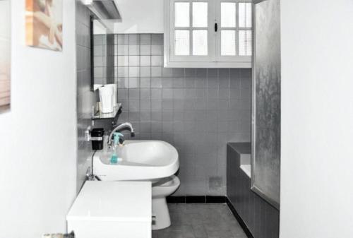 une salle de bain blanche avec des toilettes et un lavabo dans l'établissement Résidence 068-le Verdon Sur Mer - 068 - Maison familiale avec jardin au Verdon-sur-Mer MAE-4361, au Le Verdon-sur-Mer