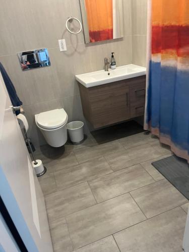 Koupelna v ubytování Luxury in Little Italy 2 Bedroom Private Balcony