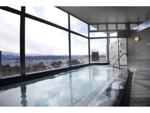 einen Pool mit Stadtblick in der Unterkunft Natural Farm City Noen Hotel - Vacation STAY 78834v in Chichibu