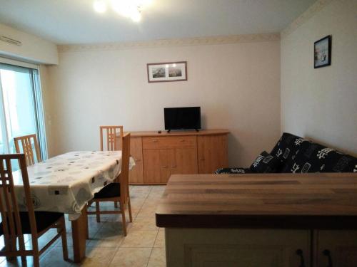 un salon avec un canapé et une table dans l'établissement Résidence Villa Helios - SAINT MARC SUR MER 2 pièces centre-ville MAE-6281, à Géraud