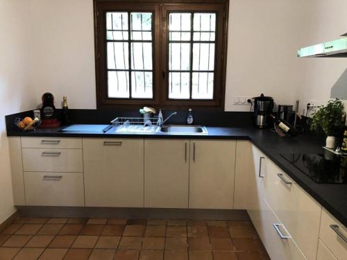 滨海苏拉克Résidence La Grande Combe - 009 - Magnifique villa avec piscine dans quartier résidentiel MAE-4501的带白色橱柜和水槽的厨房