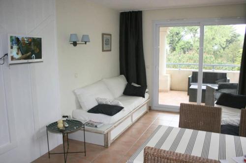 un salon avec un canapé et une table dans l'établissement Résidence Royal Park - LA BAULE - ROYAL PARK MAE-7591, à Mazy