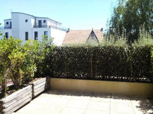 une clôture de couverture devant une maison dans l'établissement Résidence Alizée A - SAINT MARC SUR MER résidence Alizée 2 pièces cabine MAE-7611, à Géraud