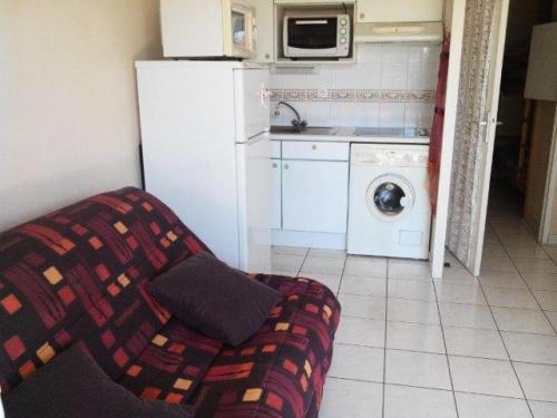 Il comprend une cuisine équipée d'un canapé, d'un réfrigérateur et d'un lave-linge. dans l'établissement Résidence Alizée A - SAINT MARC SUR MER résidence Alizée 2 pièces cabine MAE-7611, à Géraud