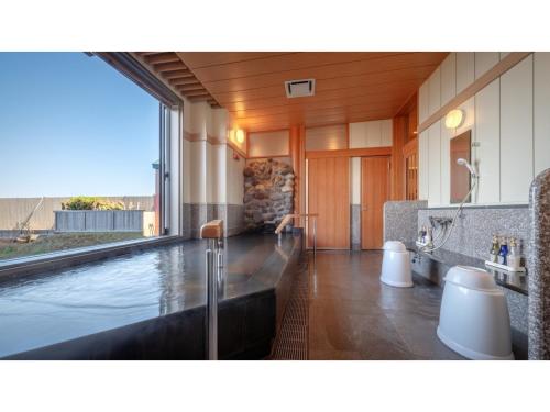 川尻にあるHotel Grand Mer Sankaiso - Vacation STAY 69630vのバスルーム(バスタブ、スイミングプール付)