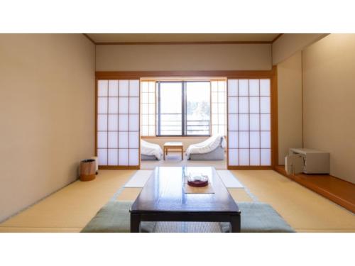 柏崎市にあるTAKAYANAGI JONNOBI VILLAGE - Vacation STAY 72807vのコーヒーテーブルと窓のあるリビングルーム