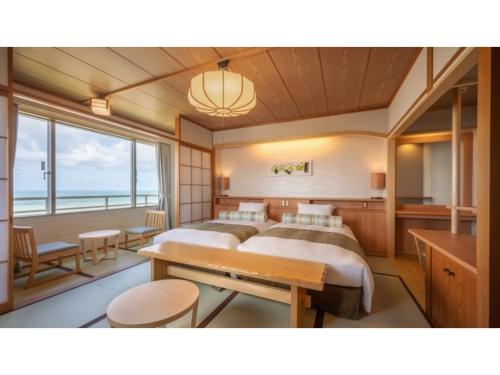 川尻にあるHotel Grand Mer Sankaiso - Vacation STAY 69630vのベッド4台、大きな窓が備わる客室です。