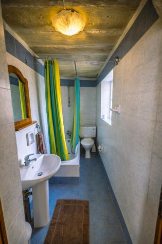 a bathroom with a sink and a toilet at Caqsi Farmhouse in Kerċem