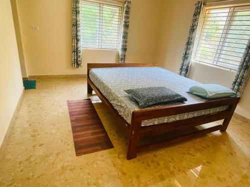 Katil atau katil-katil dalam bilik di Satvik Life Homestay-Pure Veg,No Drinking & No Smoking