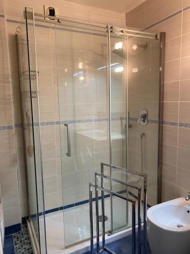 une douche en verre dans une salle de bain avec un lavabo dans l'établissement T2 Spacieux à Carnon, à Mauguio