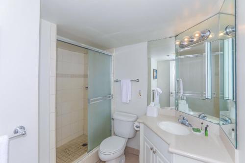 ホノルルにあるイリカイ タワー 1533 ヨット ハーバー ビュー 1BRのトイレ、洗面台、シャワー付きのバスルーム