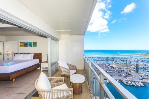 ホノルルにあるイリカイ タワー 1533 ヨット ハーバー ビュー 1BRのベッドルーム1室(ベッド1台付)、海の景色を望むバルコニーが備わります。