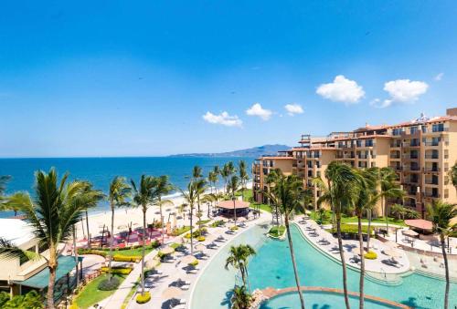 Una vista de un resort con piscina y el océano. en 2BD Oceanview Suite Villa del Palmar Flamingos, en Nuevo Vallarta 