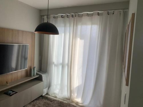 Una televisión o centro de entretenimiento en Apartment in condominium