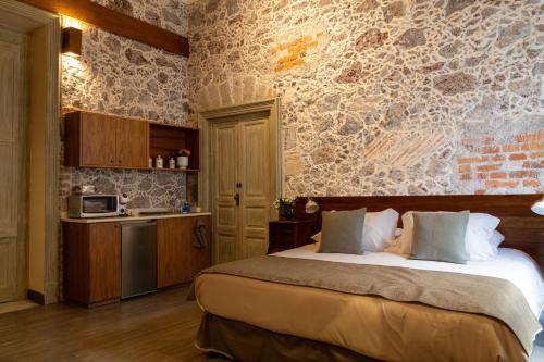 een slaapkamer met een groot bed in een kamer bij CASA SAUTO Historic Fam Suite 1 block from Zocalo in Mexico-Stad