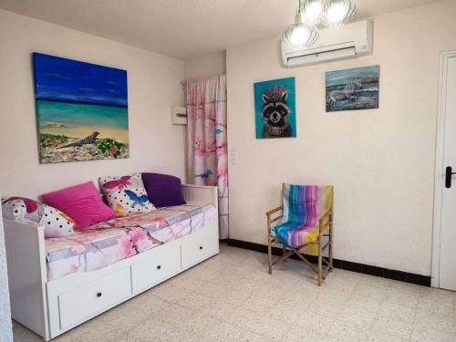 une chambre avec un lit, une fenêtre et une chaise dans l'établissement Résidence Ccamt38-aigues Mortes - Appart coeur Camargue Aigues mortes T2 MAE-5361, à Aigues-Mortes