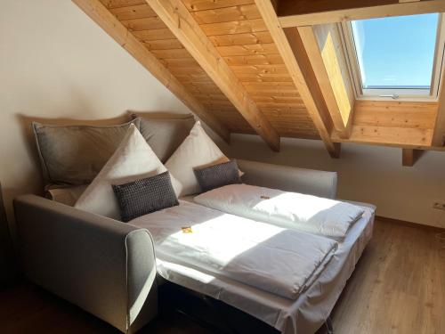 una camera da letto con un divano e una finestra di Ferienwohnung Villa Bachfischer a Viehhausen