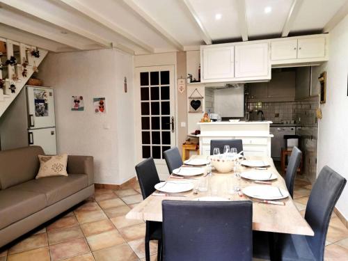 une salle à manger et une cuisine avec une table et des chaises dans l'établissement Résidence Bourg Morel - Le Bourg-Morel 3.5/2 - Grand duplex cosy, balcon plein sud MAE-7191, à Valmorel