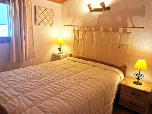 une chambre avec un grand lit blanc avec deux lampes dans l'établissement Résidence Bourg Morel - Le Bourg-Morel 3.5/2 - Grand duplex cosy, balcon plein sud MAE-7191, à Valmorel