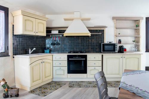 Dapur atau dapur kecil di Monica's Guesthouse
