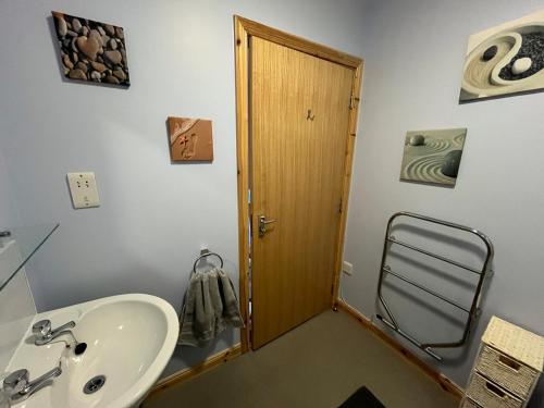 Ένα μπάνιο στο Home from home - 19 Pickaquoy Drive, Kirkwall
