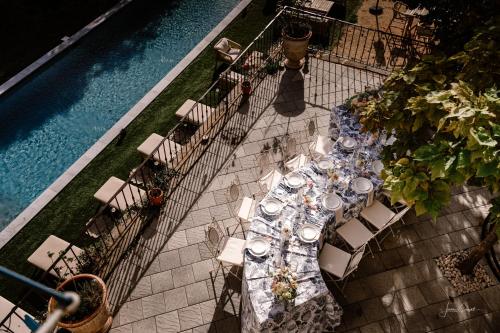 an overhead view of a table and chairs next to a pool at Maison Gabrielle in Vals-les-Bains