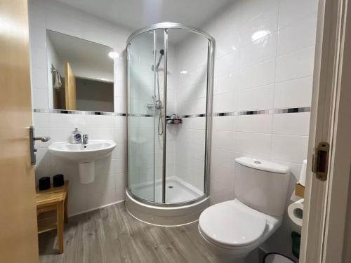 a bathroom with a shower and a toilet and a sink at Apartment 2 bath free parking in Edinburgh