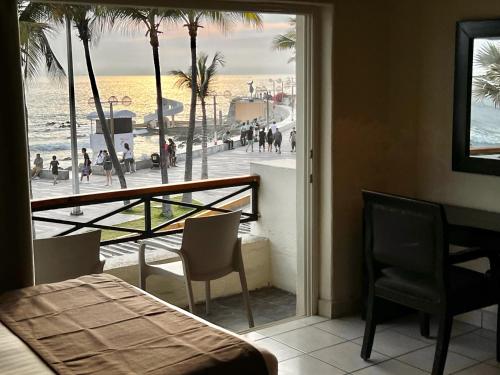 pokój z balkonem z widokiem na plażę w obiekcie Hotel La Siesta Malecón w mieście Mazatlán