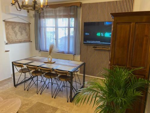 TV a/nebo společenská místnost v ubytování Le Clos des Papes