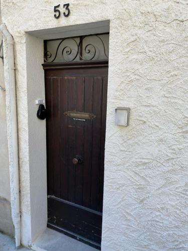 une porte en bois dans un bâtiment portant le numéro six dans l'établissement Le Clos des Papes, à Avignon