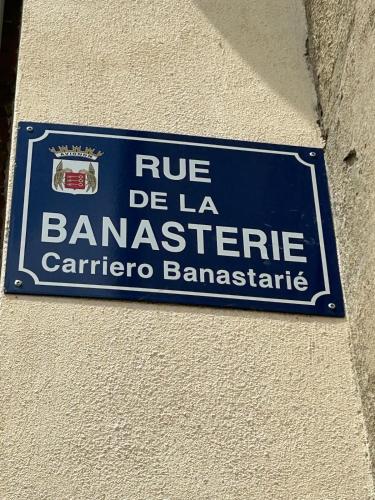 un panneau bleu et blanc sur le côté d'un bâtiment dans l'établissement Le Clos des Papes, à Avignon