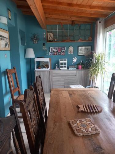 une salle à manger avec une table et des chaises en bois dans l'établissement Villa avec piscine côté mer, à Palavas-les-Flots