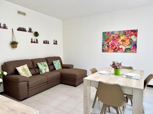 una sala de estar con un sofá y una mesa en Palazzo Fiordaliso - Puglia Mia Apartments, en Monopoli