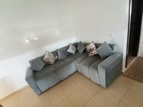 a couch with pillows on it in a living room at Groupe appart-La casa de Wael in Ifrane