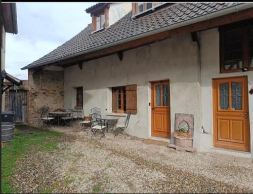 Grange rénovée dans cour privée avec jardin sur les remparts