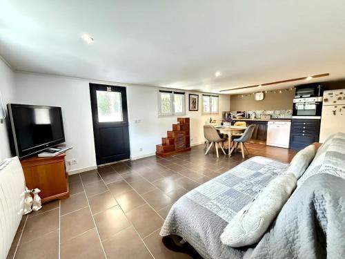 une chambre avec un lit et une cuisine avec une table dans l'établissement Cozy - Jardin - Terrasse ombragée, à La Garde