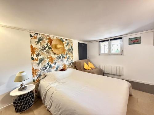 une chambre avec un lit blanc et un canapé dans l'établissement Cozy - Jardin - Terrasse ombragée, à La Garde