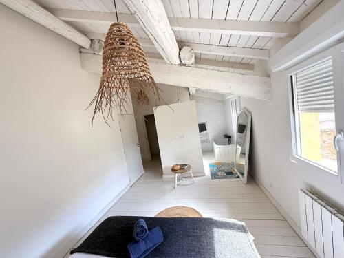 a room with white walls and a ceiling at Domaine la Clausade in Mauguio