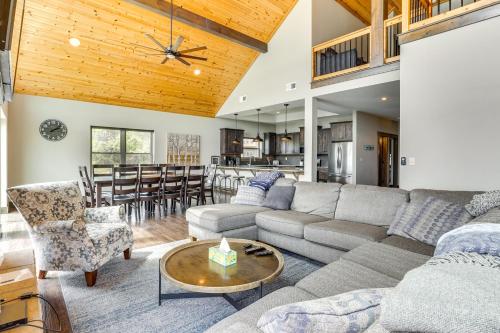 Χώρος καθιστικού στο Lavish Retreat with Decks, Steps to Table Rock Lake!